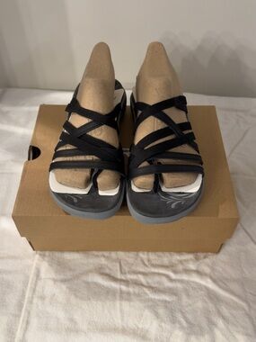 Merrell Black Strappy Toe-Loop Sandals